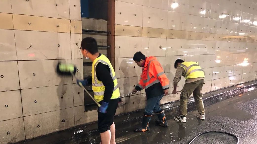 喜迎国庆｜擦橱窗洗家具扮靓城市风景线，千年古都光彩熠熠迎双节