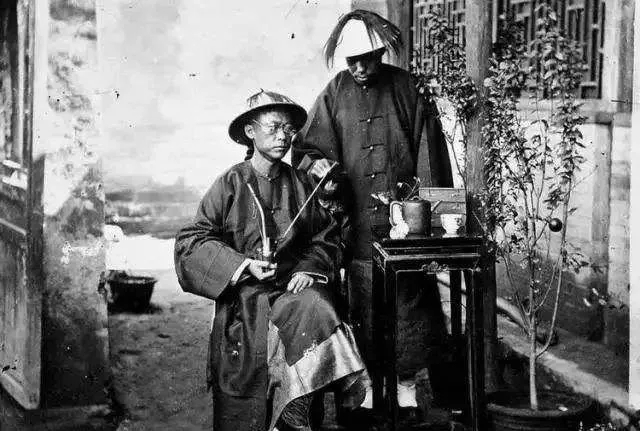 热搜:眼镜让1更1让0更0是什么梗,140年前清朝小朋友如何配眼镜