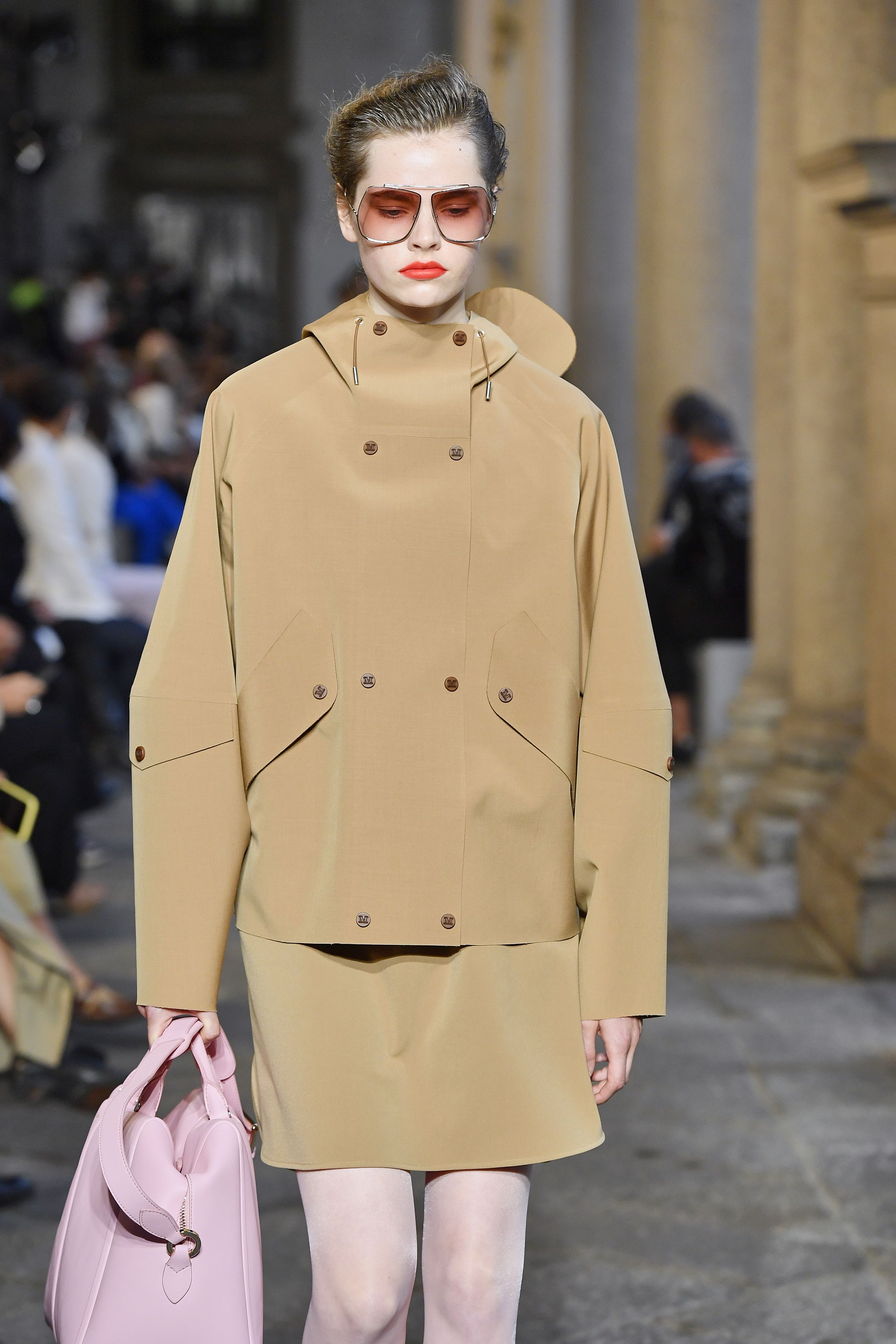 在意大利米兰时装周上,模特展示maxmara品牌的2021春夏新款时装