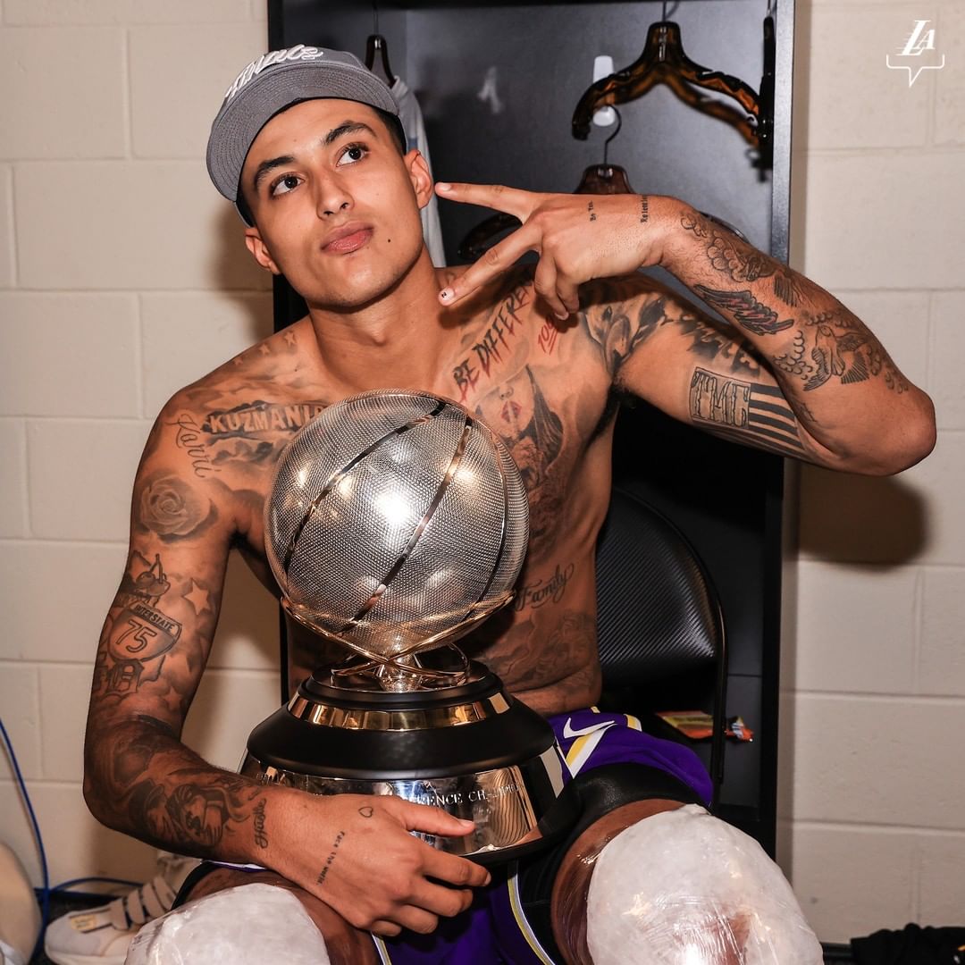 手捧西冠獎盃！湖人官方發布更衣室慶祝照：進軍最後一輪！-黑特籃球-NBA新聞影音圖片分享社區