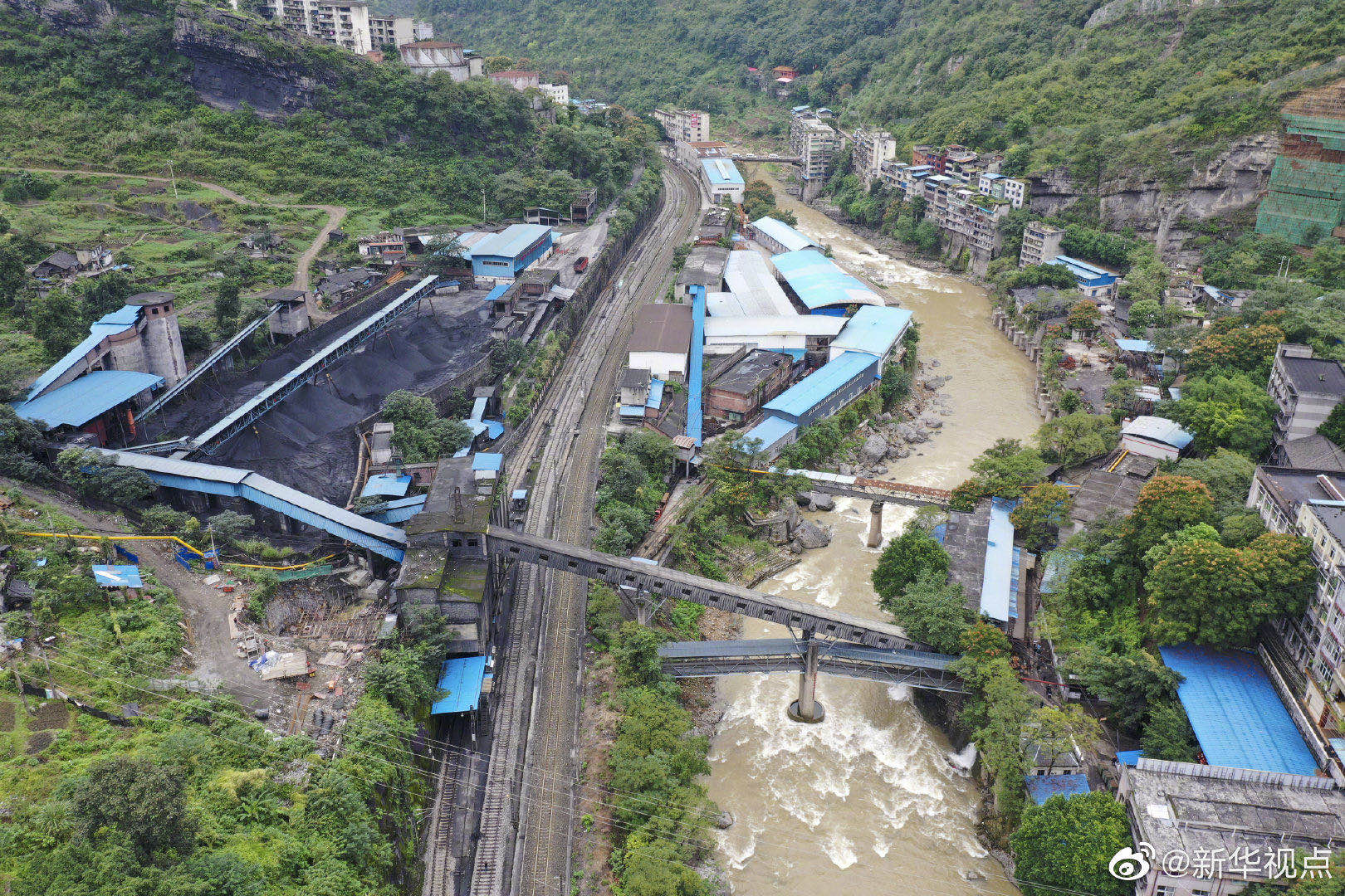 重庆松藻煤矿事故已致16人遇难“矿区在山区，救援人员需徒步入山，耗时长”