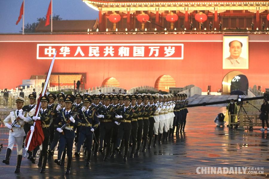 北京天安门广场举行国庆升旗仪式