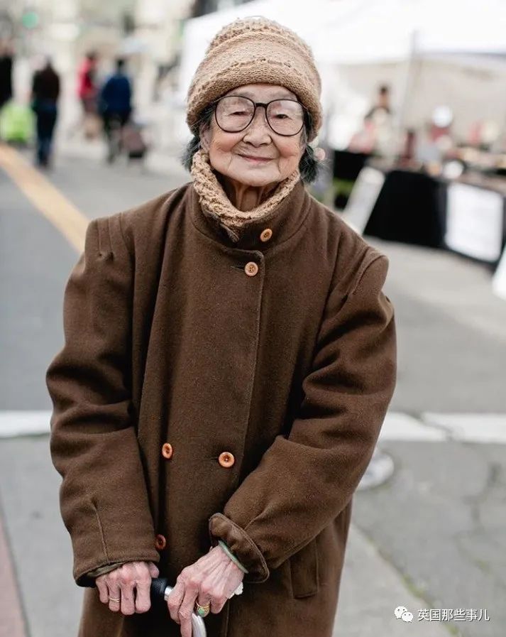 她们专拍国外中国城里的亚裔爷爷奶奶们，老年时尚秀都很有范儿呀
