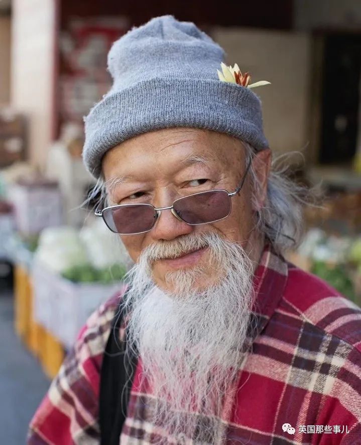 她们专拍国外中国城里的亚裔爷爷奶奶们，老年时尚秀都很有范儿呀
