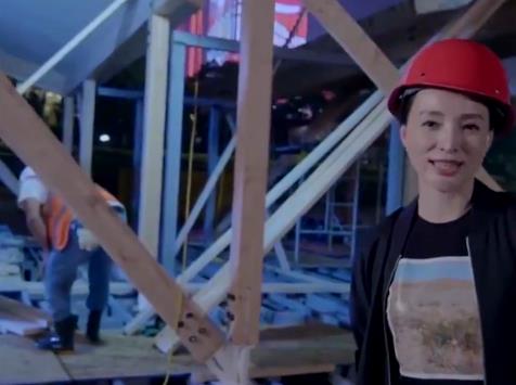 47岁董卿近照让人认不出，双眼皮又宽又深，眼周