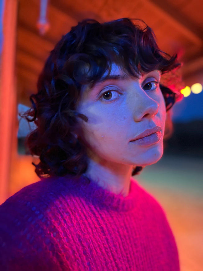 苹果发布会开了又开，看，迟到的iPhone 12要带节