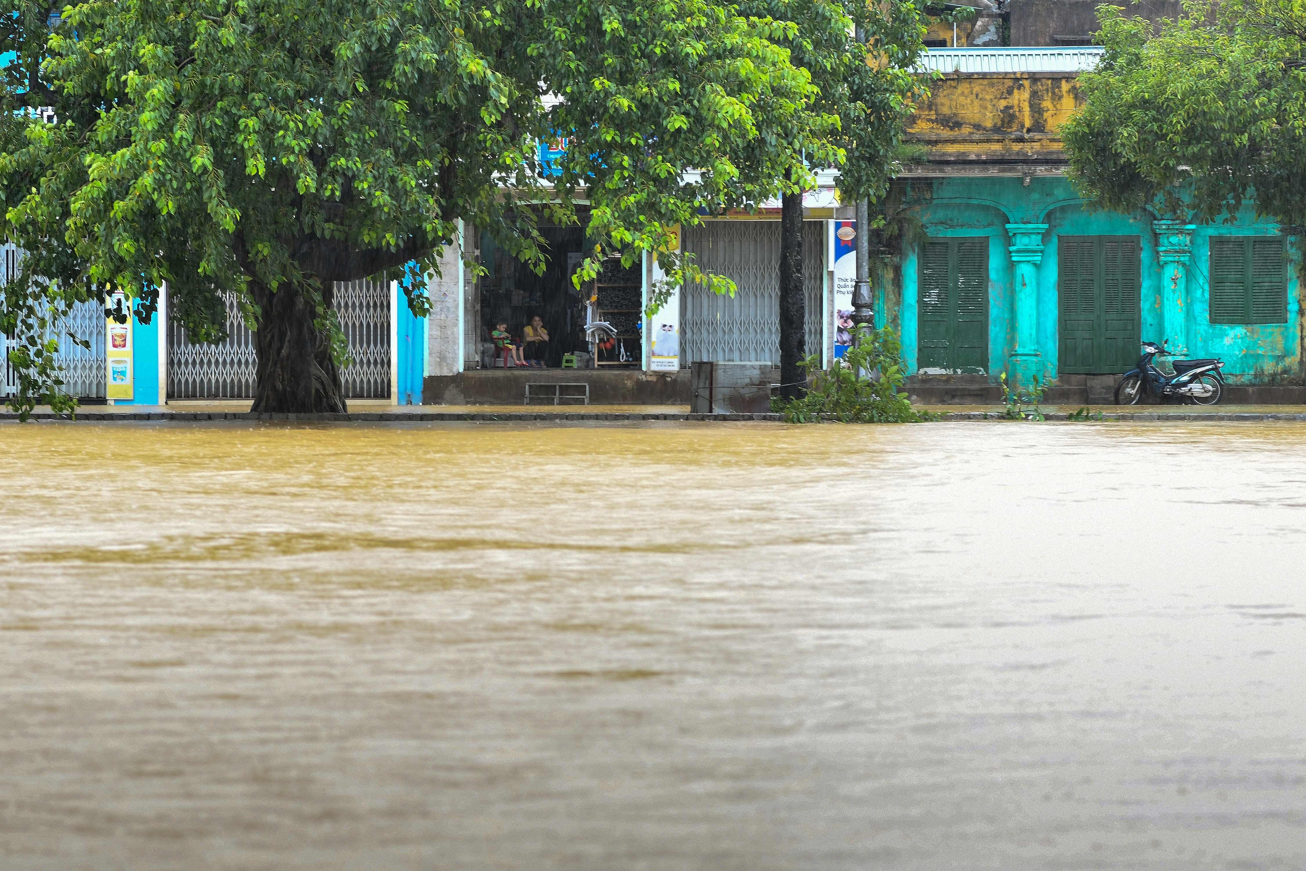 洪水侵袭下的越南