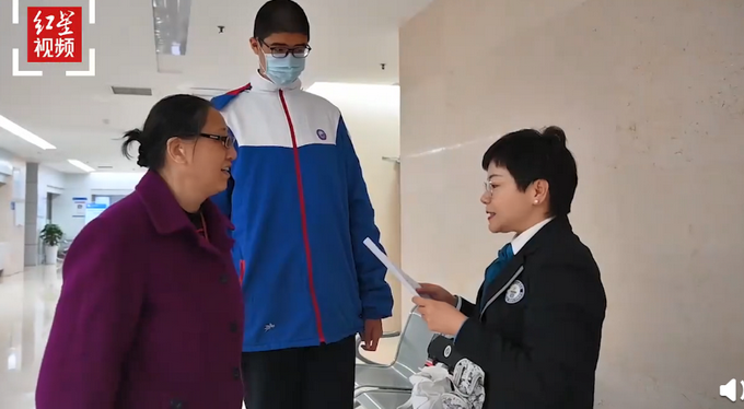 四川14岁男孩身高2米21，挑战最高青少年吉尼斯世界纪录