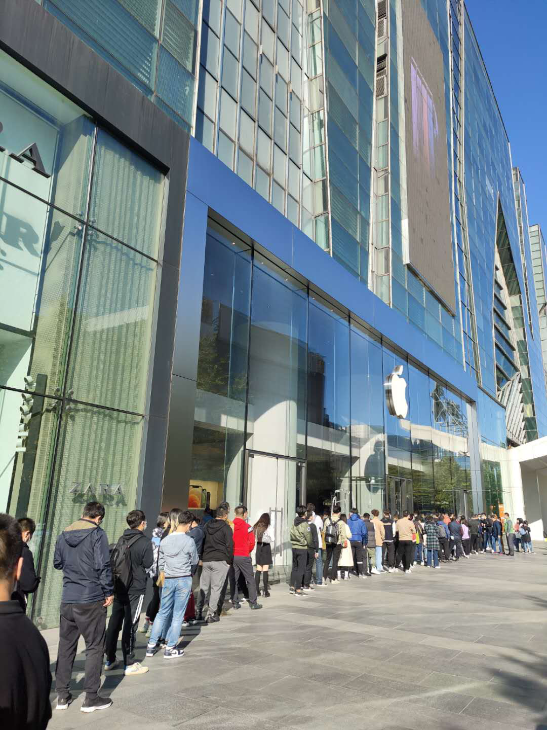 『iPhone12』正面刚起来了！iPhone12开售排队 华为“绝版”Mate40系列秒光