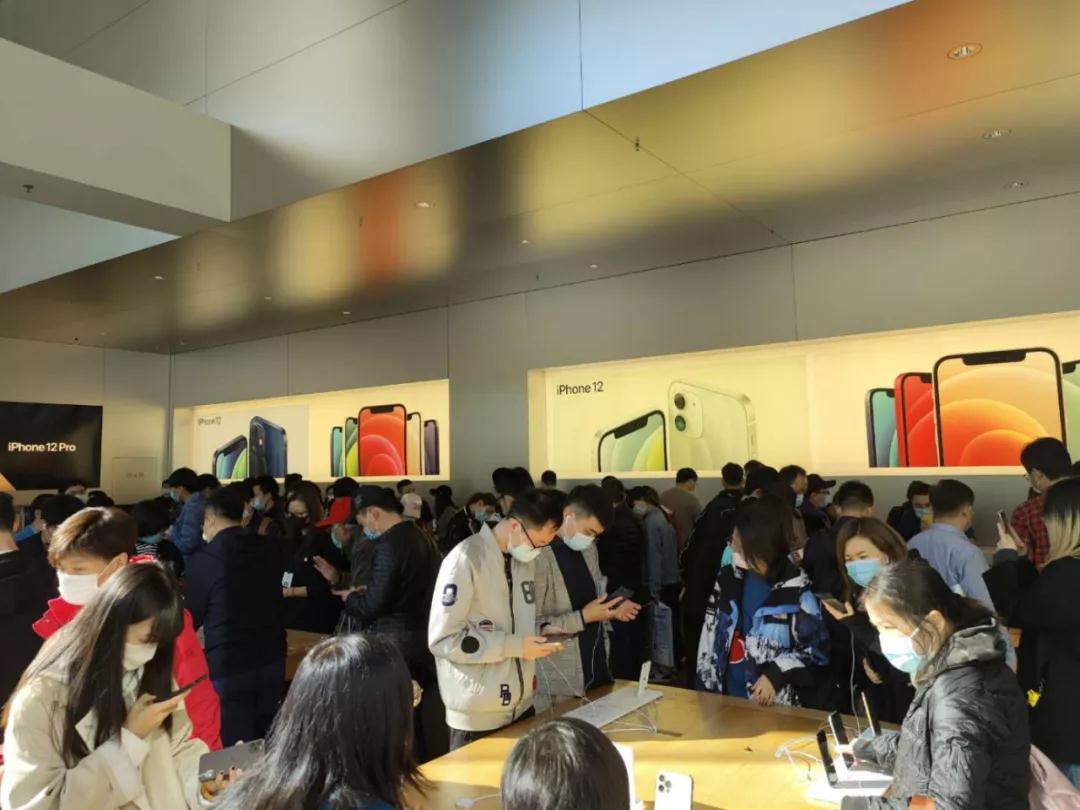 『iPhone12』正面刚起来了！iPhone12开售排队 华为“绝版”Mate40系列秒光