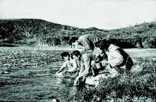 抗美援朝战场上，他们用摄像机战斗，留下气壮