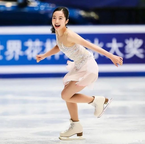 而本田真凛兄妹四人,哥哥太一,本田真凛,三妹望结,小妹纱来全都是花滑