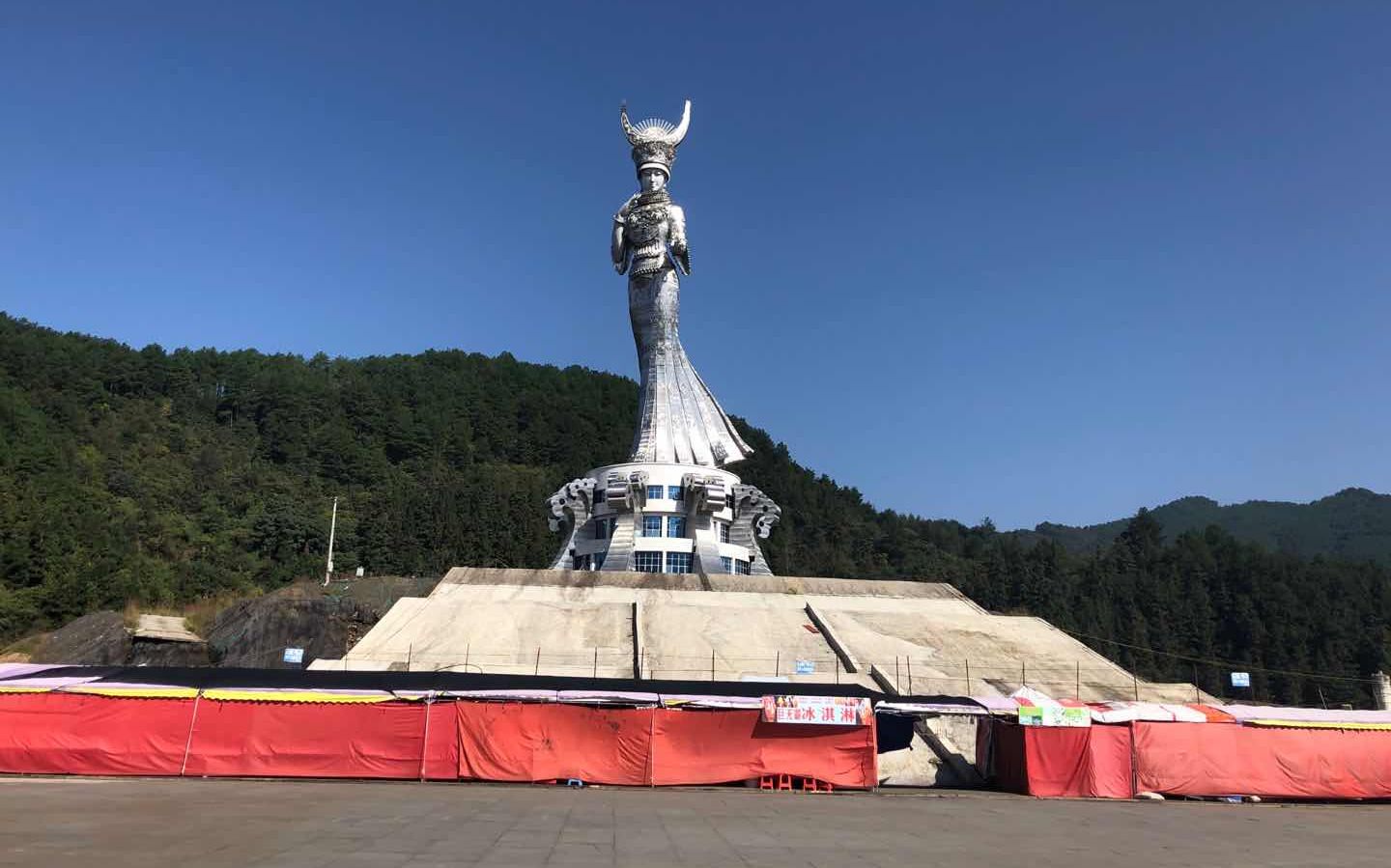 贵州剑河88米雕塑争议：当地官员称“不能因为质疑就不做了”