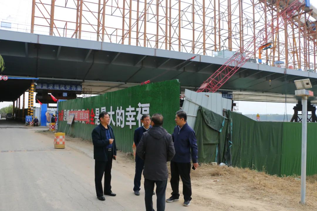 韩利师察看齐鲁黄河大桥309段工程建设情况