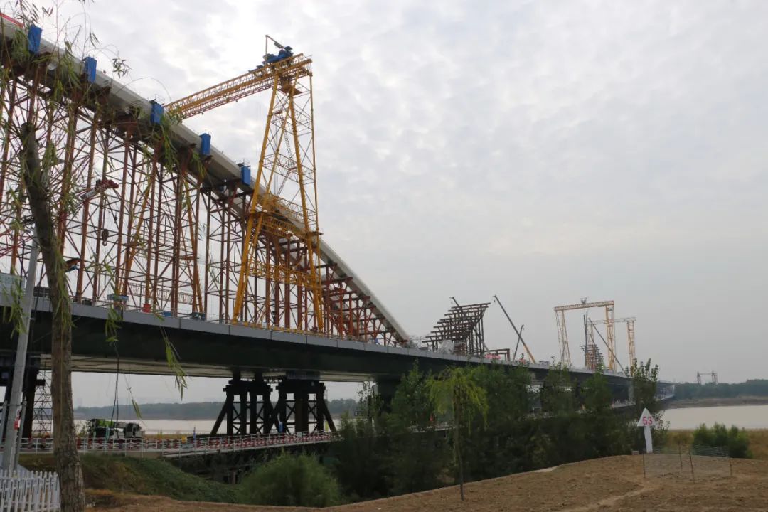 韩利师察看齐鲁黄河大桥309段工程建设情况