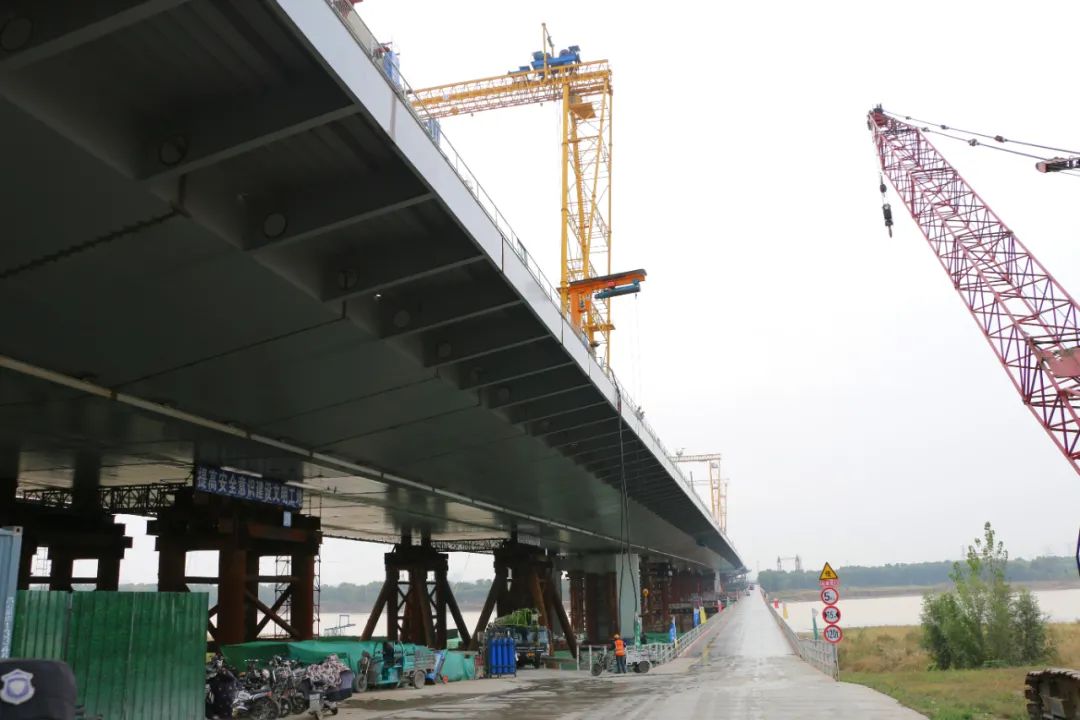 韩利师察看齐鲁黄河大桥309段工程建设情况