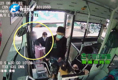 郑州公交车上男子偷窃 车长一声怒吼要回被盗手机