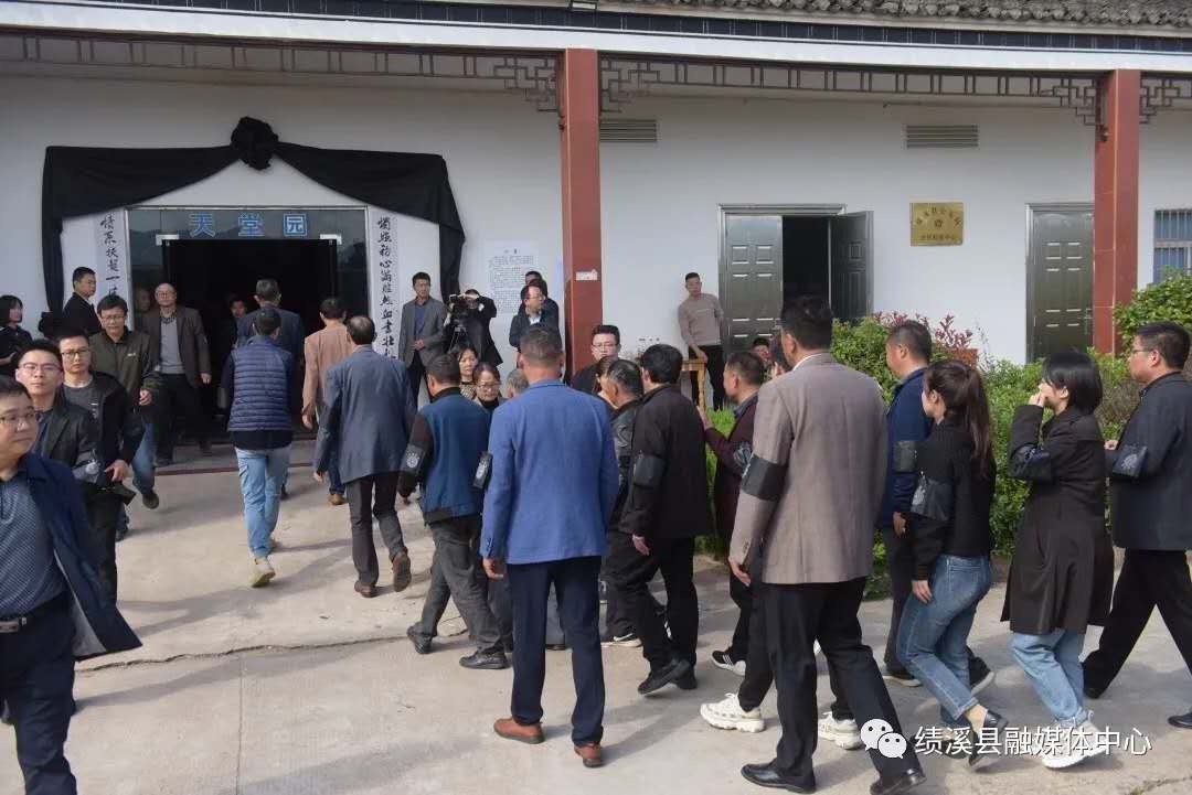 安徽绩溪一扶贫工作队长制止非法电鱼被捅伤殉职,年仅32岁