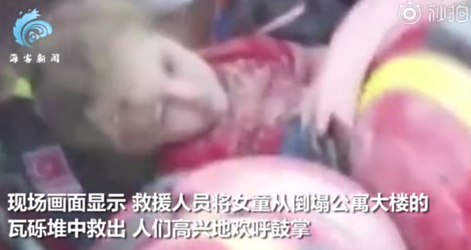 奇迹！3岁女童爱琴海地震后被埋65小时获救，现场响起掌声