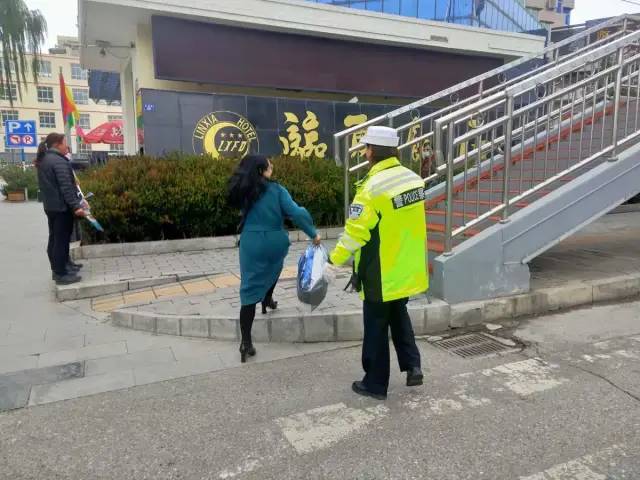 行人乱穿马路 交警大力整治