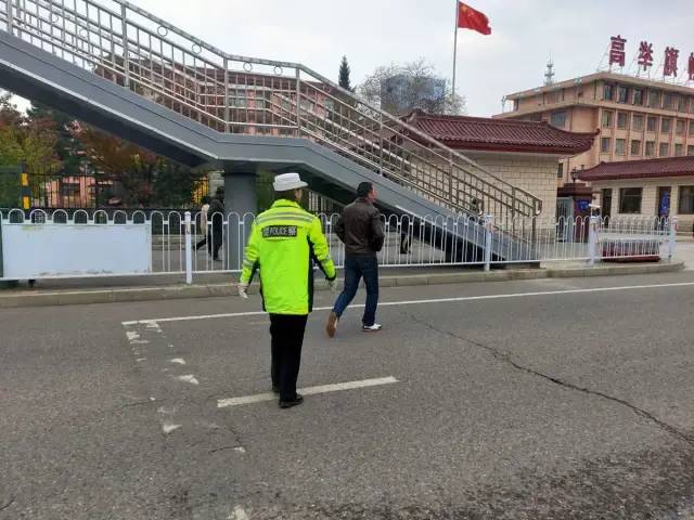行人乱穿马路 交警大力整治