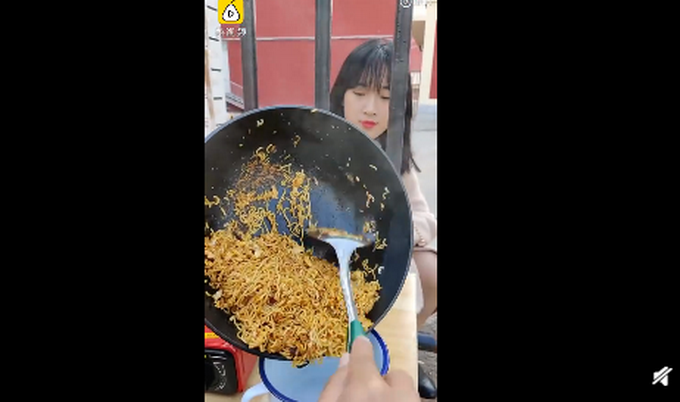 別人家男朋友！男生自帶廚具隔校門給女友做飯，網友卻說：感覺怪怪的