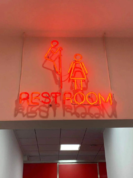 洗手间标志设计成偷看女性，上海网红粤菜馆自认幽默却惹众怒