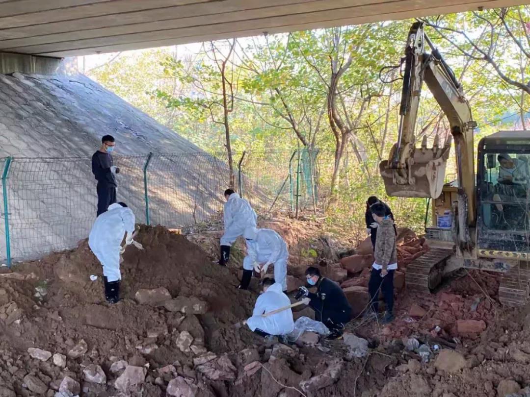 缉凶30年 警方查到线索意想不到：灭门嫌犯化身乞丐带走一对儿女的母亲 又因“霸母辱妻”遭杀害