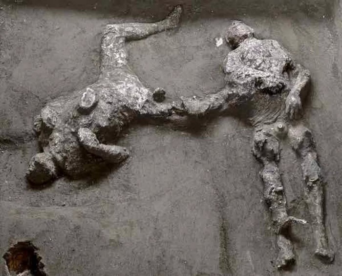 考古学家挖出两具死于庞贝火山爆发事件的男性骸骨