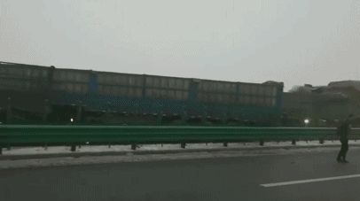突发！陕西包茂高速关庄沟大桥路段40余辆车相撞 多人被困