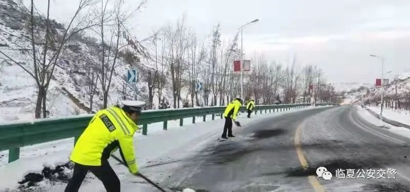 【百日会战】临夏公安交警以雪为令 展现寒冷冬季最美“雪警”