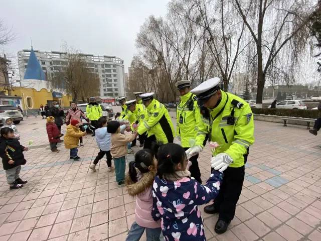 【暖心警事】幼儿园小朋友慰问执勤交警 “感谢一路守护”