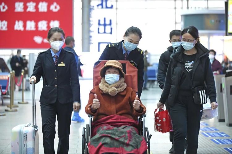@老年人您乘火车从购票到乘车可享这些优待