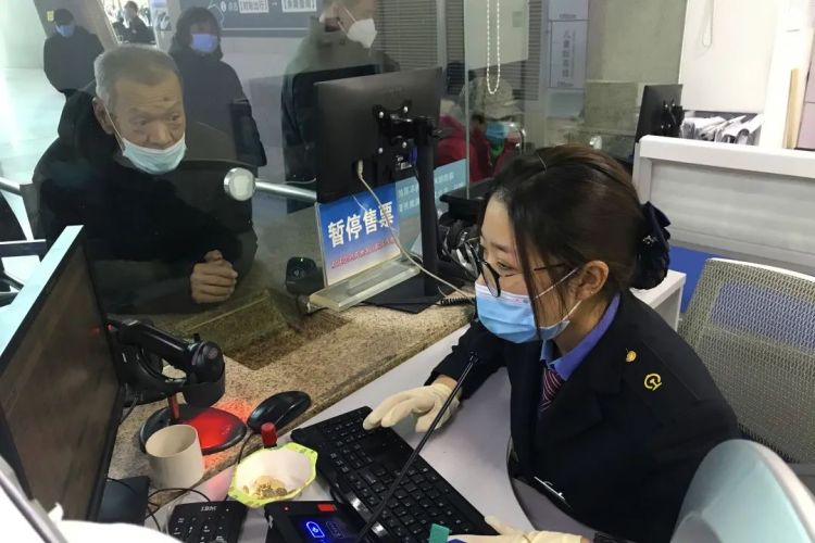 @老年人您乘火车从购票到乘车可享这些优待