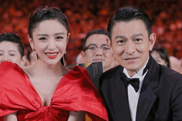 佟丽娅追星刘德华成功，晒照酸贾玲，贾玲回复体现高情商