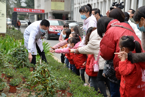 凝聚青春动能 传承中医文化——德阳市中西医结合医院开展“中医药文化”亲子研学活动