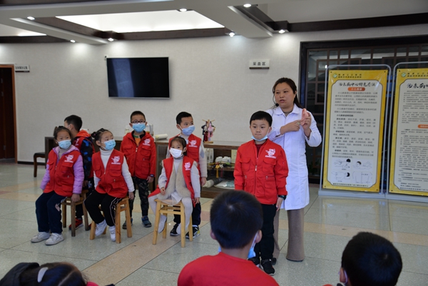 凝聚青春动能 传承中医文化——德阳市中西医结合医院开展“中医药文化”亲子研学活动