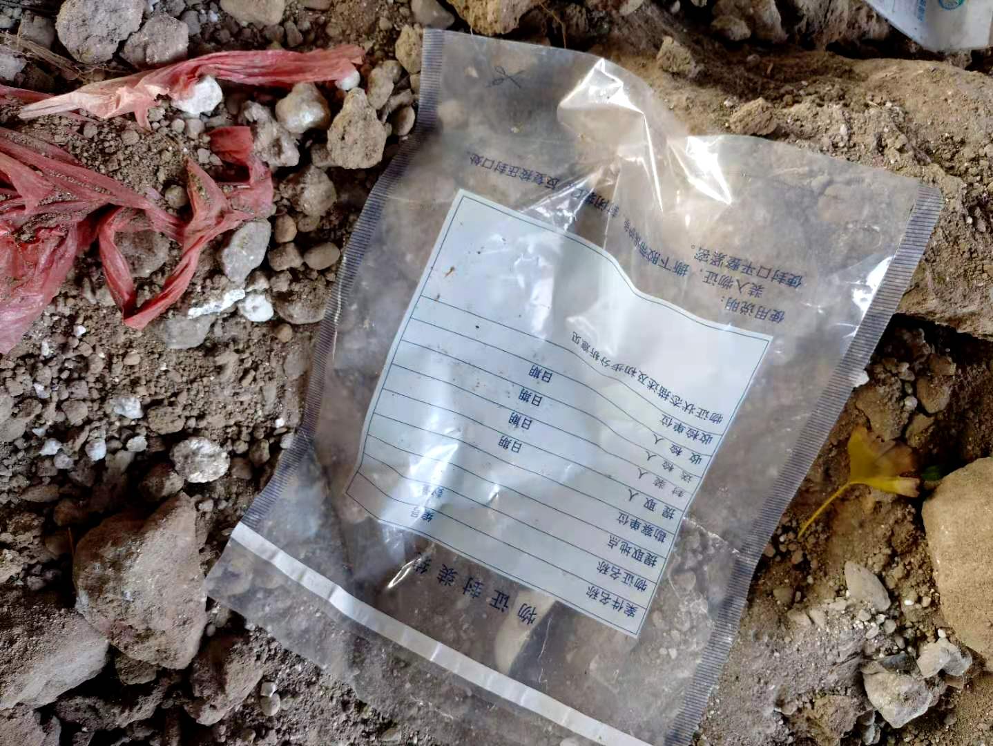 缉凶30年 警方查到线索意想不到：灭门嫌犯化身乞丐带走一对儿女的母亲 又因“霸母辱妻”遭杀害