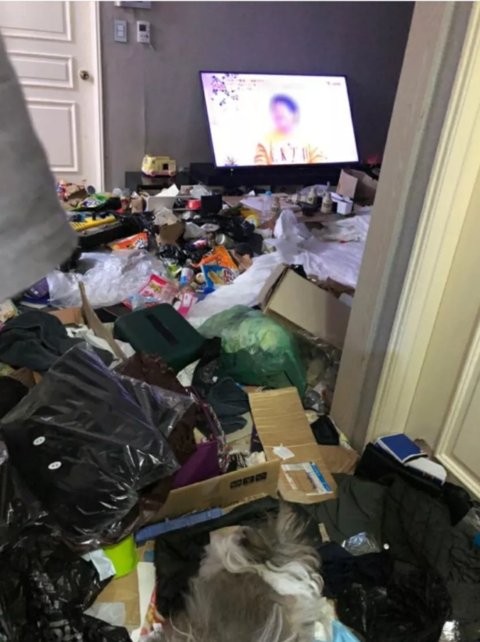 韩国一未婚母亲住垃圾堆被举报，警方发现其冰箱藏儿子尸体两年