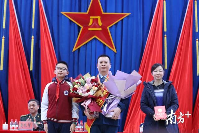 解放军飞行员获一等功！272米高度遇险 生死关头选择避开居民区