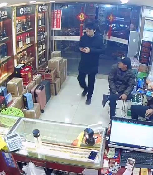真不愧是首富之子，王校长现身普通小店买烟，