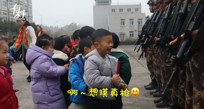 幼儿园小朋友成功“追星”武警特战队员，萌娃见到真枪不敢动的样子超可爱