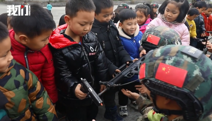 幼儿园小朋友成功“追星”武警特战队员，萌娃见到真枪不敢动的样子超可爱