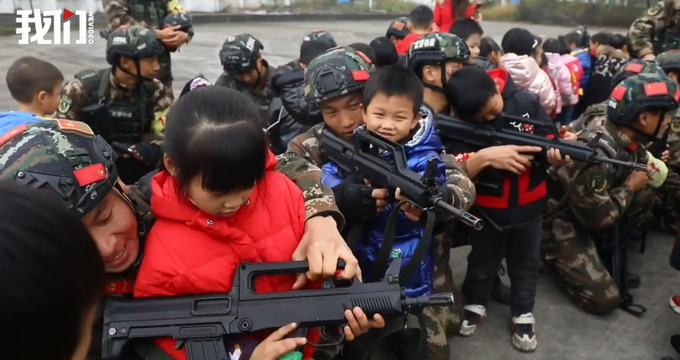 幼儿园小朋友成功“追星”武警特战队员，萌娃见到真枪不敢动的样子超可爱