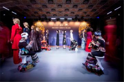 中國刺繡有多美？ 英國商務大使變�忠粉�，巴寶莉主席大呼�顛覆想像�