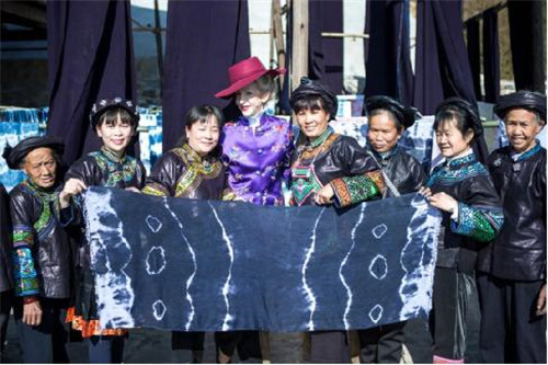 中國刺繡有多美？ 英國商務大使變�忠粉�，巴寶莉主席大呼�顛覆想像�