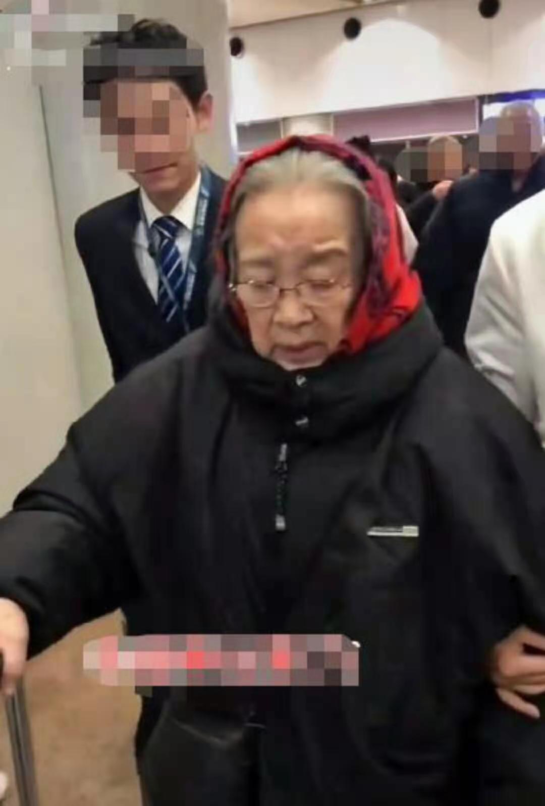 84岁“容嬷嬷”李明启近况，一脸疲惫走路直喘气