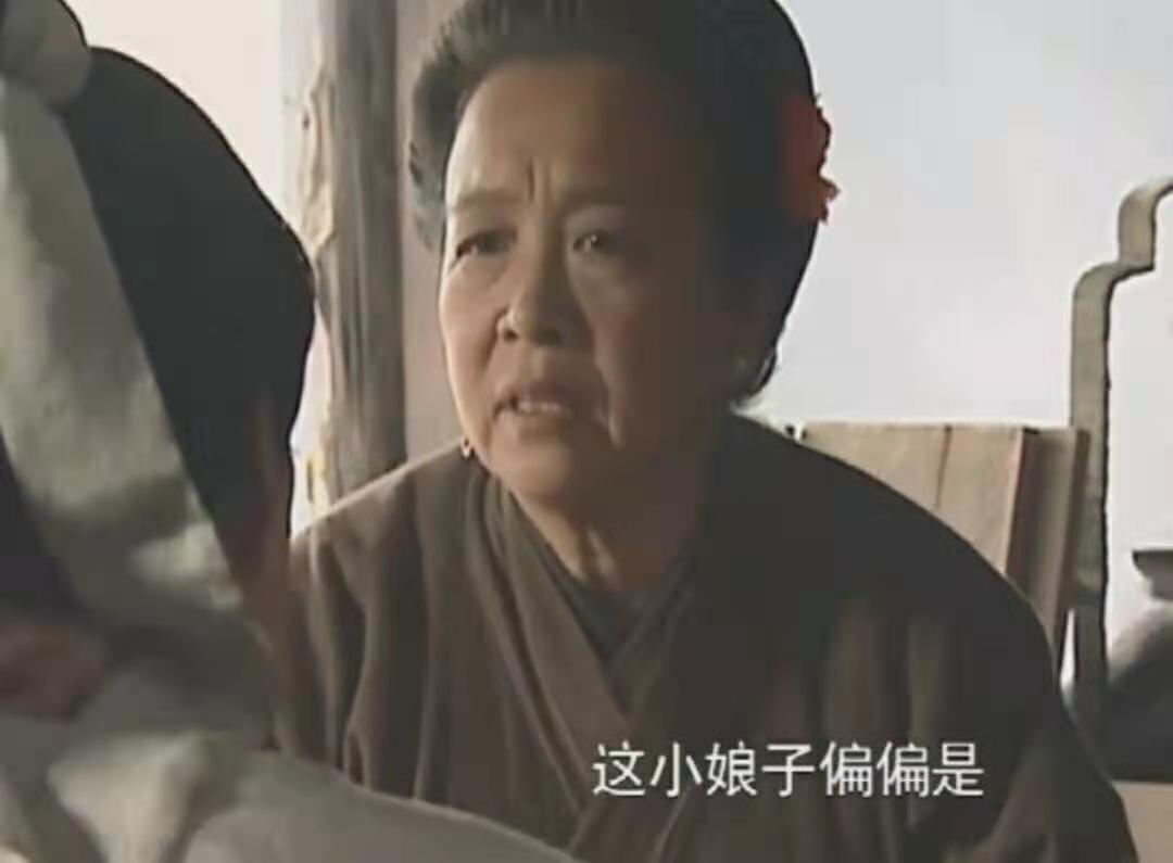 84岁“容嬷嬷”李明启近况，一脸疲惫走路直喘气