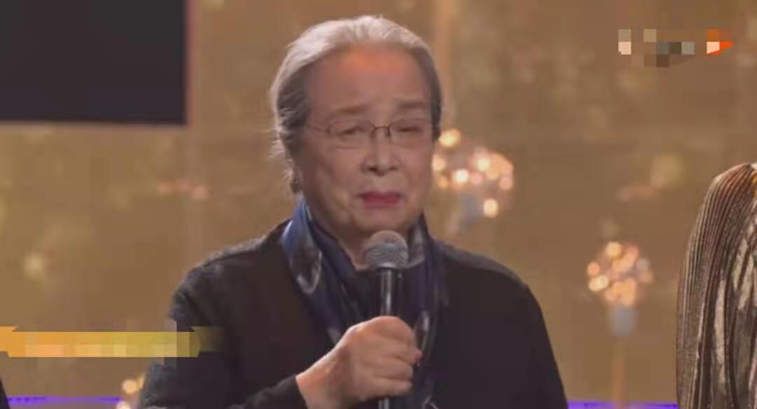 84岁“容嬷嬷”李明启近况，一脸疲惫走路直喘气
