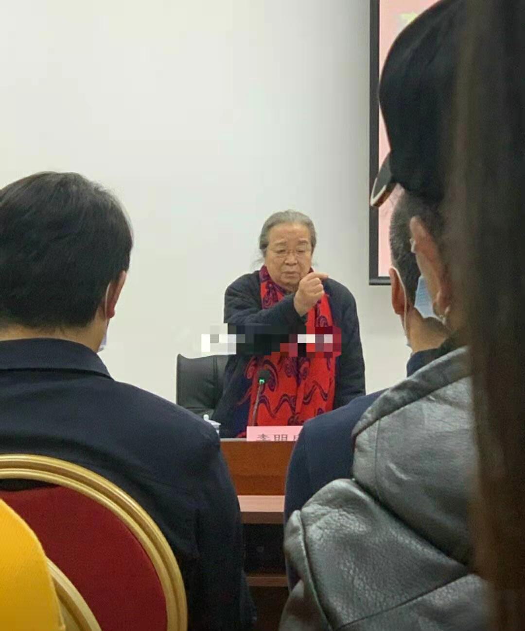 84岁“容嬷嬷”李明启近况，一脸疲惫走路直喘气